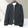 Chaqueta de plumón para hombre 2026 Otoño/Invierno Cuello solapa Cremallera Estilo ropa de trabajo 90% plumón de ganso blanco Estilo Old Money Negocios Ligero Cálido Abrigo