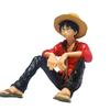 Enfeites de Carro Desenho One Piece Cyber Red Luffy Feito à Mão Neve é uma boneca fofa no console central do carro