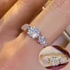 Anillo de Zirconia con Clúster de Flores en Gradiente de Lujo Ligero Ultra Brillante Transfronterizo Venta Caliente Exquisito Moderno de Gama Alta Versátil para el Día a Día