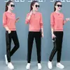 Conjunto esportivo casual bordado para mulheres, moda primavera e outono, moletom de manga longa com letra + conjunto de duas peças com calça jogger de bolso