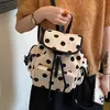Mochila de Bolinhas Feminina 2026 Nova Moda de Verão Versátil Tendência para o Trabalho Passeio Estudante Universitário