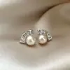 Pendientes de Botón Pequeños Estilo Chanel con Lazo de Circonita y Perla para Mujer Sentido del Diseño Temperamento Moda Tendencia Versátiles para el Trabajo Accesorios de Oreja