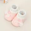 Nueva colección de invierno: calcetines de algodón coloridos y zapatos para bebés y niños pequeños, con un diseño grueso y cálido, suelas antideslizantes y suelas suaves, perfectos para aprender a caminar. Disponible ahora