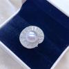 Anillo con diseño de perla de concha marina retro de estilo francés europeo y americano para mujer, estilo con abertura, ligero, lujoso, moderno, simple y con personalidad.