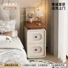 Mesita de noche ultradelgada para dormitorio del hogar, nuevo modelo 2026, estilo madera natural color crema, almacenamiento de mesita de noche pequeño y extremadamente estrecho