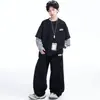 Conjunto Estilo Escolar para Meninos 2026 Primavera e Outono Conjunto de Duas Peças Infantil com Moletom e Calça Wide Leg para Crianças Maiores Conjunto Casual de Duas Peças Tendência