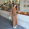 Jaqueta cardigan casual fashion inspireda no estilo Chanel com babados combinada com uma saia de tricô, novo conjunto de duas peças feminino para outono e inverno