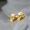 Pendientes de diseño de nicho de alta gama con pliegues irregulares en forma de C, pendientes de metal irregulares de estilo retro de Hong Kong con viento perezoso