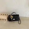 Bolsa de mão acolchoada estilo Chanel para mulheres, versátil e elegante, cor sólida, de ombro e transversal, verão 2026.