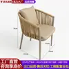Juego de mesa y sillas para exteriores, estructura de aleación de aluminio, malla tejida, ratán y madera plástica, con cuerdas ajustables, adecuado para jardines, patios, cafeterías, hoteles y uso comercial; combinaciones personalizables disponibles