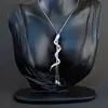 Colar de Cobra da Moda Design de Nicho de Alta Qualidade Corrente de Lã Luxo Leve Versátil Pingente Exquisito Pingente para Roupas Femininas