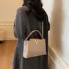 Bolsa de Ombro Transfronteiriça Nova Tendência Outono e Inverno Bolsa de Mão Simples em Forma de V Bolsa Feminina Moderna Versátil Bolsa Transversal para o Dia a Dia Feminina
