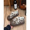 Zapatos casuales blancos de suela gruesa de estilo Chanel para mujer, nuevos zapatos de lona de primavera y otoño 2024, populares zapatos de tabla de caña baja con estrellas.
