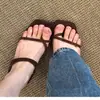 Versión en Stock~Sandalias de Tira Única con Punta de Tanga de Terciopelo Casual Simple para Mujer, Chanclas Retro de Verano con Tacón de Cuña y Punta Cuadrada para Exteriores