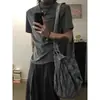 Camiseta curta de tricô slim fit respirável com gola cruzada de um ombro, estilo retrô americano, cor cinza esfumaçado, para homens e mulheres