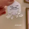 Pendientes de Flor Blanca Suave de Tres Dimensiones Estilo Francés para Mujer, Exquisitos Accesorios para Orejas de Moda Versátiles de Gama Alta de Nicho