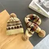 Otoño e Invierno 2025 Nuevo Set de Dos Piezas de Bufanda Cruzada Cálida y Gorro de Lana Tejido con Patrón Colorido para Niños