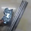 Riel de Piso para Puerta Corredera en Forma de U en Forma de V Rueda Integrada con Polea Rueda Doble de Hierro Fundido Tubo Cuadrado Redondo Puerta Corredera Direccional Doble Polea