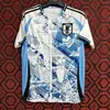 Camisa da Seleção Japonesa 2023 Versão Especial Anime Futebol Little Shin-Chan Traje de Futebol Manga Curta Asa Espacial Grande Esportes de Futebol