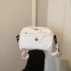 Nova bolsa de ombro casual de lona de nylon para o verão de 2026, bolsa pequena versátil e estilosa com múltiplos compartimentos