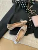 Sapatos de salto médio rasos elegantes 2026 outono camurça retalhos laço salto grosso bico quadrado Mary Jane