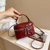 Bolso de hombro moderno y minimalista con correa de cadena de patrón de rombos, un bolso cruzado pequeño, un minibolso de mano y un bolso tipo cubo pequeño en un estilo inspirado en Chanel para mujer
