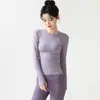 Top de Yoga de Manga Larga Texturizado para Mujer, Cuello Redondo, Estampado de Letras Pequeñas, Elástico, Ajuste Delgado, Transpirable, Agujero para el Pulgar, Top de Entrenamiento