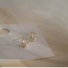Aretes de Perlas Suaves de Alta Gama con Diseño de Nicho para Mujer, Aretes Simples Elegantes que Combinan con Todo, Exquisitos Aretes Pequeños y Delicados