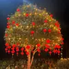 Lanternas em árvores em quintais rurais, personagens decorativos "felizes", decorações penduradas para casas novas, artigos festivos para quintais pequenos, plantas verdes para exterior