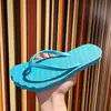 Chanclas 2026 nuevas sandalias de dedo coloridas para verano uso en casa, pantuflas frescas para pareja
