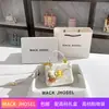Entrega en una sola pieza moda nicho bolsa caja repujada 2023 bordado alta calidad bandolera pequeña bolsa venta al por mayor