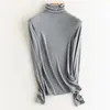 Top de punto base ligero de mezcla de lana mercerizada con corte ajustado, cuello alto apilado, mangas largas, color liso y calidez ligera
