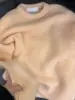 Novo top de malha manga longa outono e inverno, cor amarelo leitoso, gola redonda estilo francês, caimento casual e relaxado, perfeito como camada interna ou base para roupas femininas
