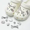 Zapatos Croc 2025 Accesorios Sencillos Ins Corazón Girly Zapatos Croc Hebillas de Zapatos Lindas de Gama Alta Versátiles Flores para Zapatos