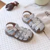 Sandalias Cerradas de Verano 2026 para Niñas, Estilo Nuevo de Moda con Decoración de Flores, Zapatos Tejidos de Princesa, Zapatos Suaves para Caminar de Bebé