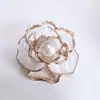 Broche Moda 2020 Camélia Vazada Pérola de Água Doce Corsage de Roupas Fritillaria Branca Natural de Alto Padrão Alfinete de Roupa