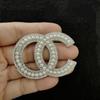 Broche Grande Doble C de Perlas Moda Simple Logo Pin de Solapa para Traje de Hombre y Mujer Pin Pequeño de Letra Fragancia Accesorios