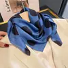 2025 Verano Más Vendido Delgado Versátil Protección Solar Bufanda Cuadrada Pequeña Elegante para Mujer Estampado de Seda Reductora de Edad Chal Pequeño Venta al por Mayor
