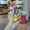 Chaveiro Divertido Famoso na Internet de Legumes Esculpidos em Madeira, Pingente de Figurine Excêntrico de Berinjela e Alho, Decoração para Mochila de Estudante Atacado