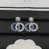 26 Novos Modelos de Brincos de Alta Qualidade Estilo Chanel com Meio Diamante e Meia Resina Design Duplo C, Brincos de Moda de Luxo Leve de Alta Qualidade