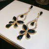 Novos brincos de agulha prateada estilo europeu e americano com diamantes, design de borboleta e gota d'água, toque de luxo leve e alta qualidade, brincos requintados e modernos para festas femininas
