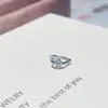 Pendientes de broche de trébol de cuatro hojas con circonitas de colores con elegancia clásica, diseño versátil de lujo ligero y pendientes de botón con cierre de presión