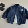 Chaqueta Infantil Niños 2026 Primavera Otoño Nuevo Estilo Niños Pequeños y Medianos Cortavientos Bordado Marca de Moda Chaqueta Cortavientos para Bebé Niñas Elegante