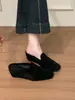 Primer Encuentro: Nuevos Zapatos de Mujer Verano 2026 - Mules Retro Versátiles que Aumentan la Altura, Punta Cerrada para Uso en Exteriores, Parte Superior de Gamuza