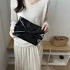 2026 Nuevo Bolso de Mano con Lazo Estilo Coreano para Mujer, Elegante Bolso Envelope Plegado Brillante, Bolsa de Maquillaje de Gran Capacidad, Diseño Sencillo