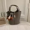 Bolso tipo cubo de moda estilo cesta para mujer, nueva colección otoño 2026, bolso de hombro estilo coreano, color liso simple, bolso cruzado de nicho