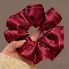 Novedoso y versátil scrunchie con bordes rizados y textura satinada, elegante y versátil goma para el pelo