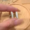 Brincos Esmaltados Brancos de Luxo Leve e de Alta Qualidade para Mulheres 2025 Novo Estilo Brincos de Design de Nicho Versáteis Atacado