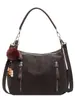 Este año, los bolsos de axila de estilo retro están de moda. Aquí tienes un bolso de hombro tipo tote nuevo, moderno y minimalista diseñado para mujeres, perfecto para el uso diario y para añadir un toque de sofisticación a tu look.