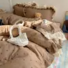 Juego de ropa de cama Melard de cuatro piezas, color café, doble capa, con volantes y adornos de lazo, de algodón lavado, ultra suave y cómodo, en un diseño estilo princesa